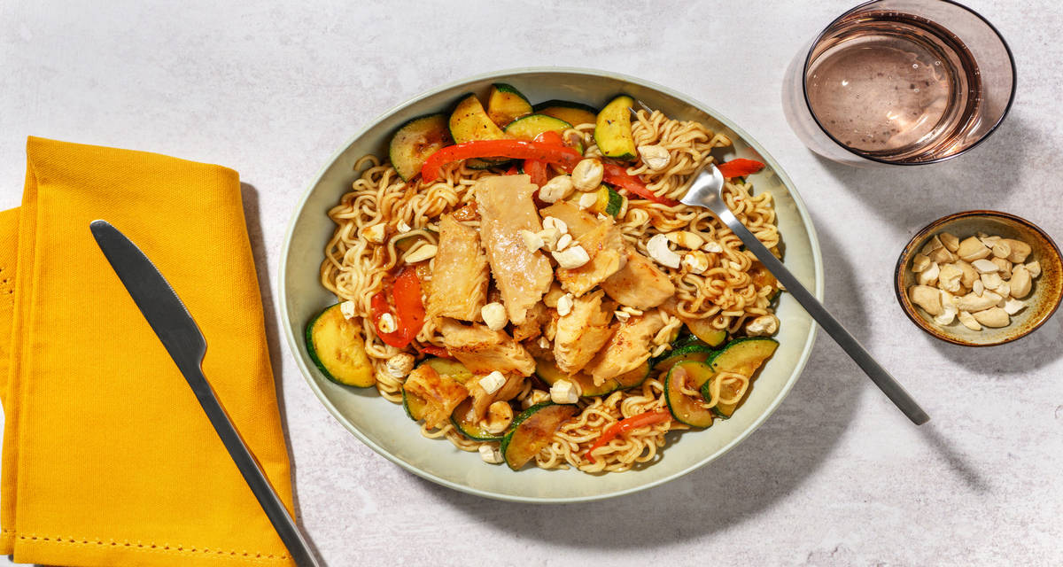 Le Végé : wok de nouilles aux émincés veggie avec une sauce javanaise & des cajous