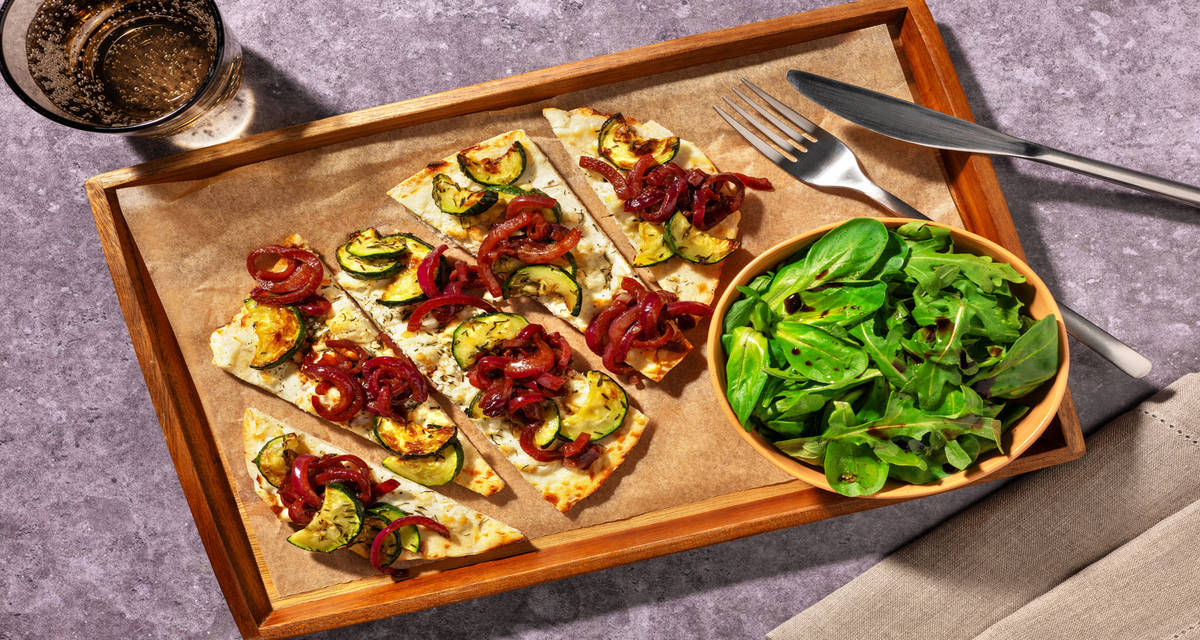 Pizza naan Bergère au chèvre & courgette avec du thym & un chutney d'oignons