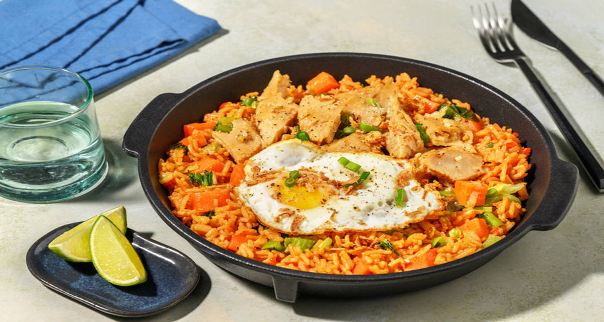 Le Végé : nasi goreng aux émincés veggie garni d'oignons frits, pak choï & piment