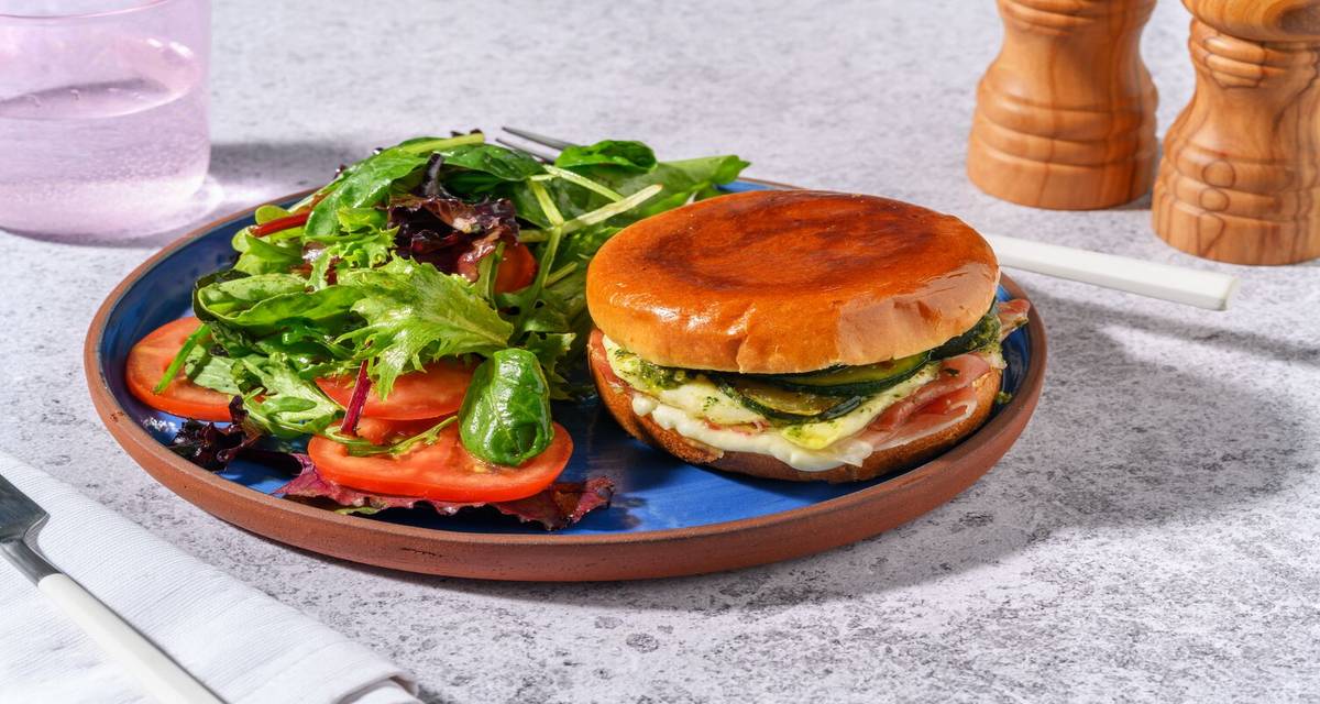 Croq'Burger : prosciutto & mozza à l'italienne garni de courgette & crème de basilic