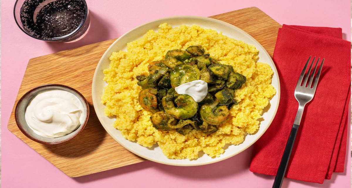 Crevettes, zhoug à la coriandre & courgettes avec de la semoule complète au curry