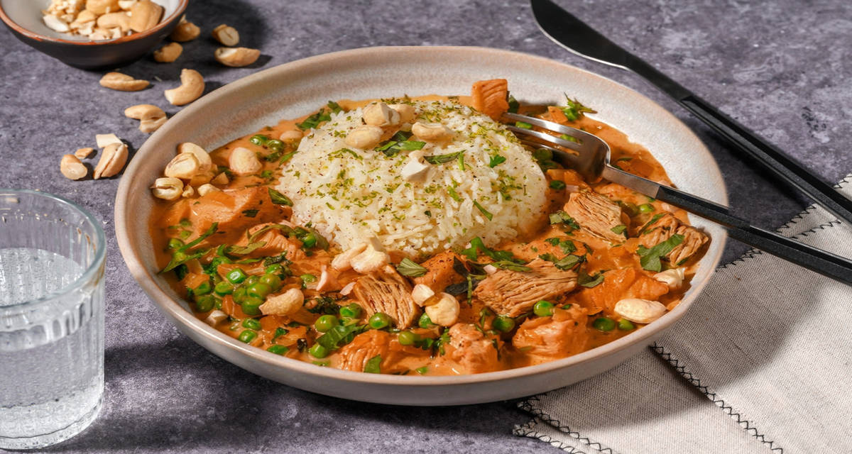 Curry rouge aux émincés veggie & petits pois avec des noix de cajou & du basilic thaï