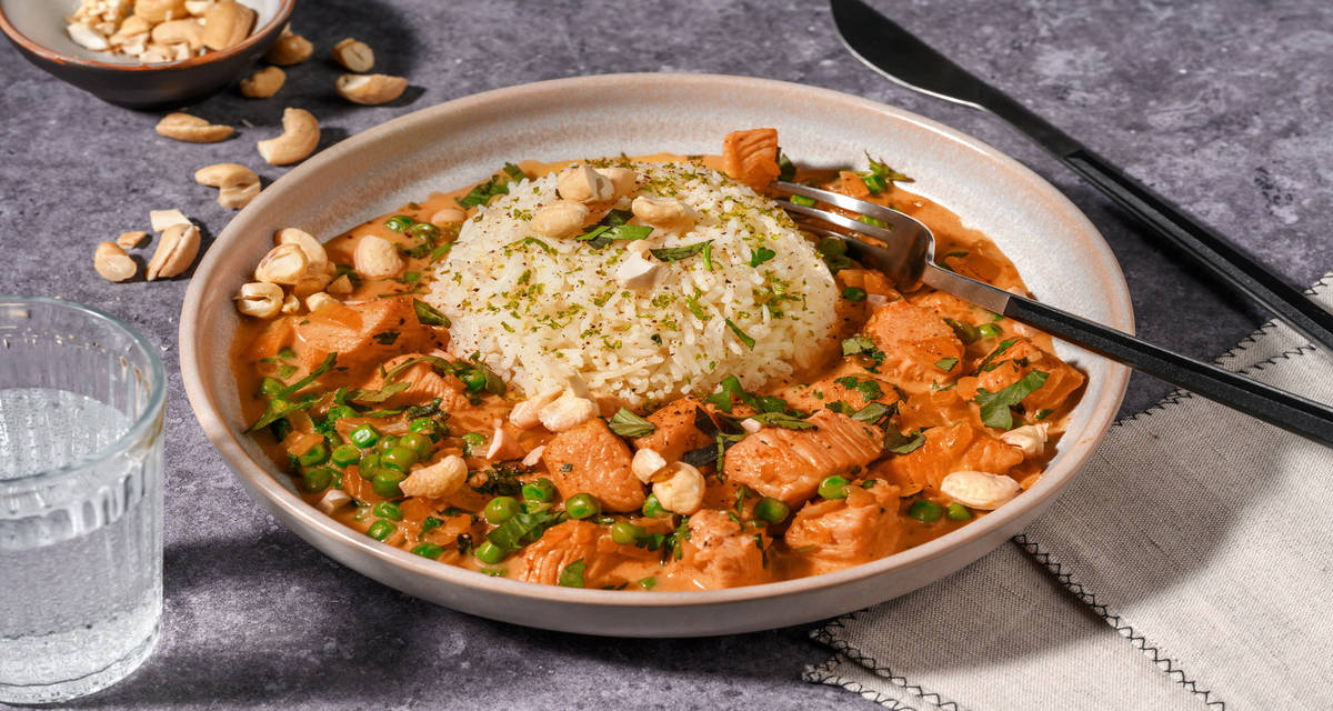 Curry rouge de dinde & petits pois avec des noix de cajou & du basilic thaï