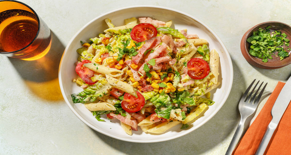 Pasta Salad : maïs doré, lardons & sauce avocat avec des fusilli complets & du sarasson