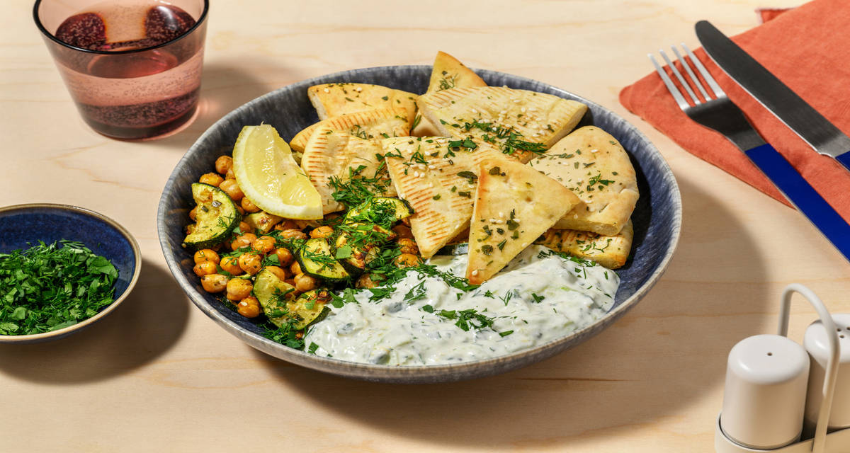 Bowl de courgettes grillées au zaatar & tzatziki avec des pois chiches, du cumin & du citron
