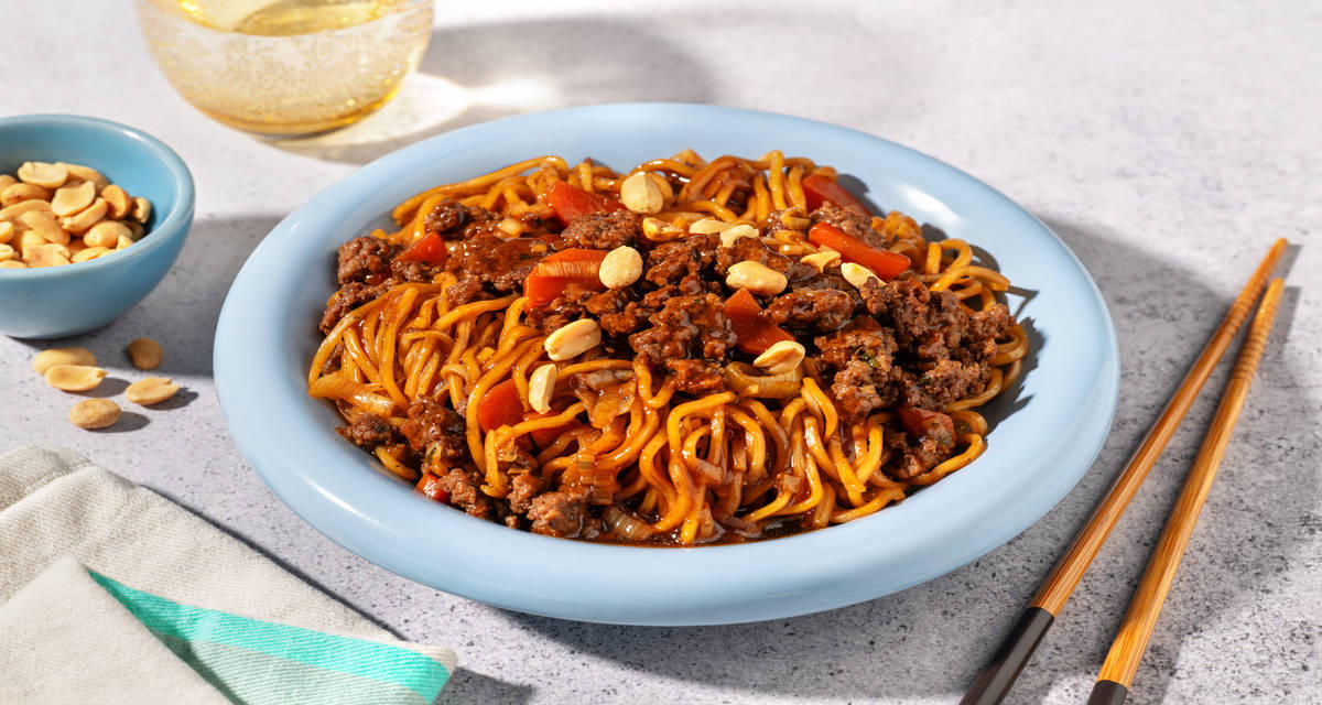 Wok de nouilles bœuf haché & légumes sautés avec des cacahuètes & une sauce sucrée-salée