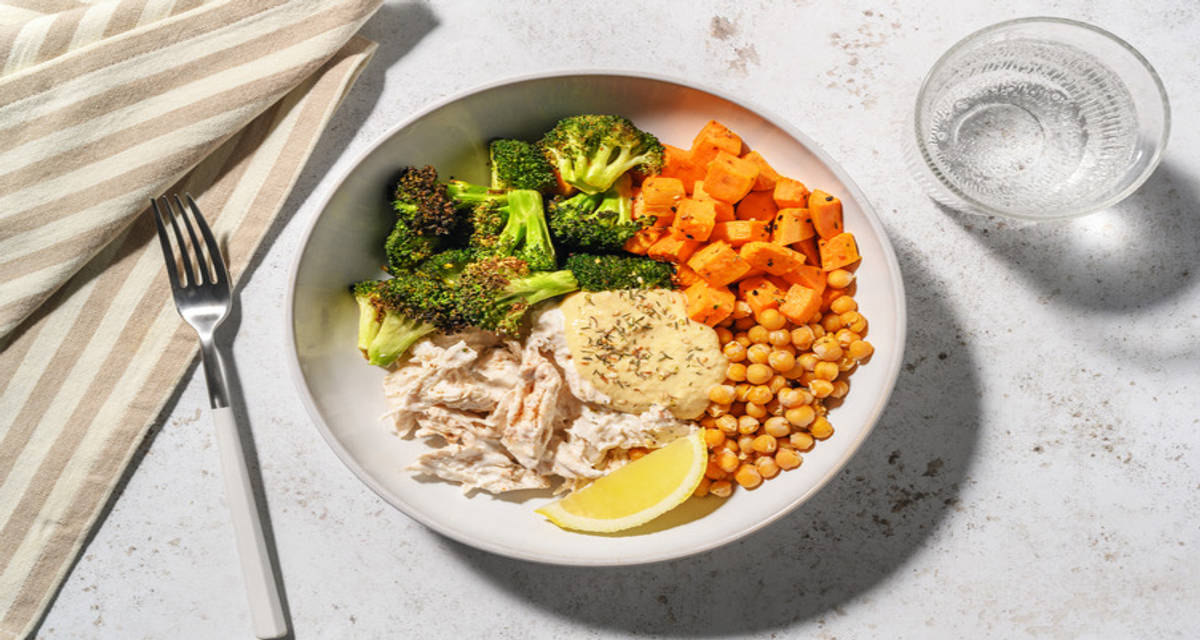 Bowl de légumes grillés & poulet effiloché garni de houmous & brocoli