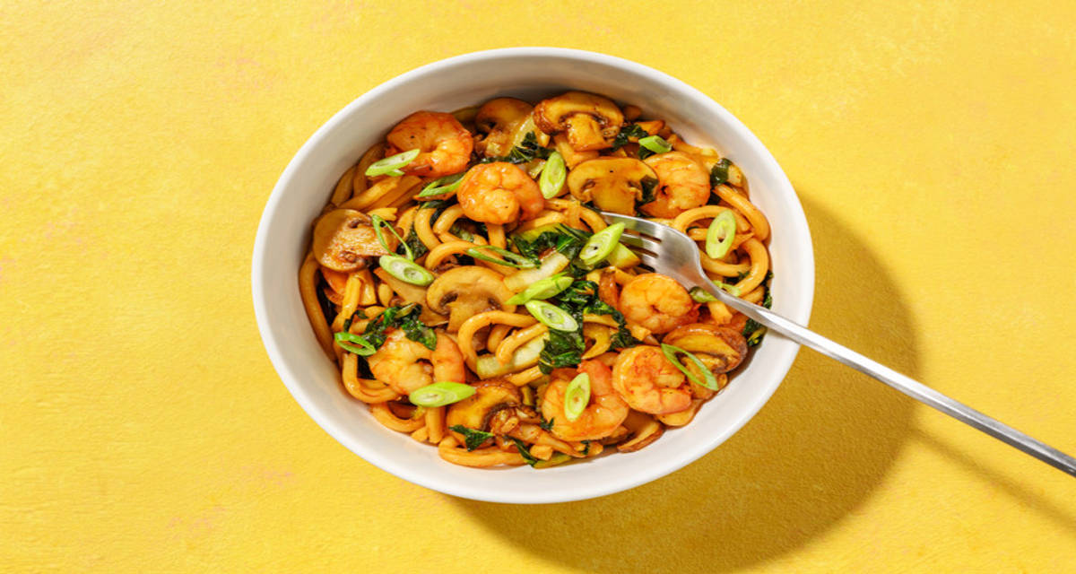 Nouilles udon crevettes & champignons avec du pak choï & du sésame