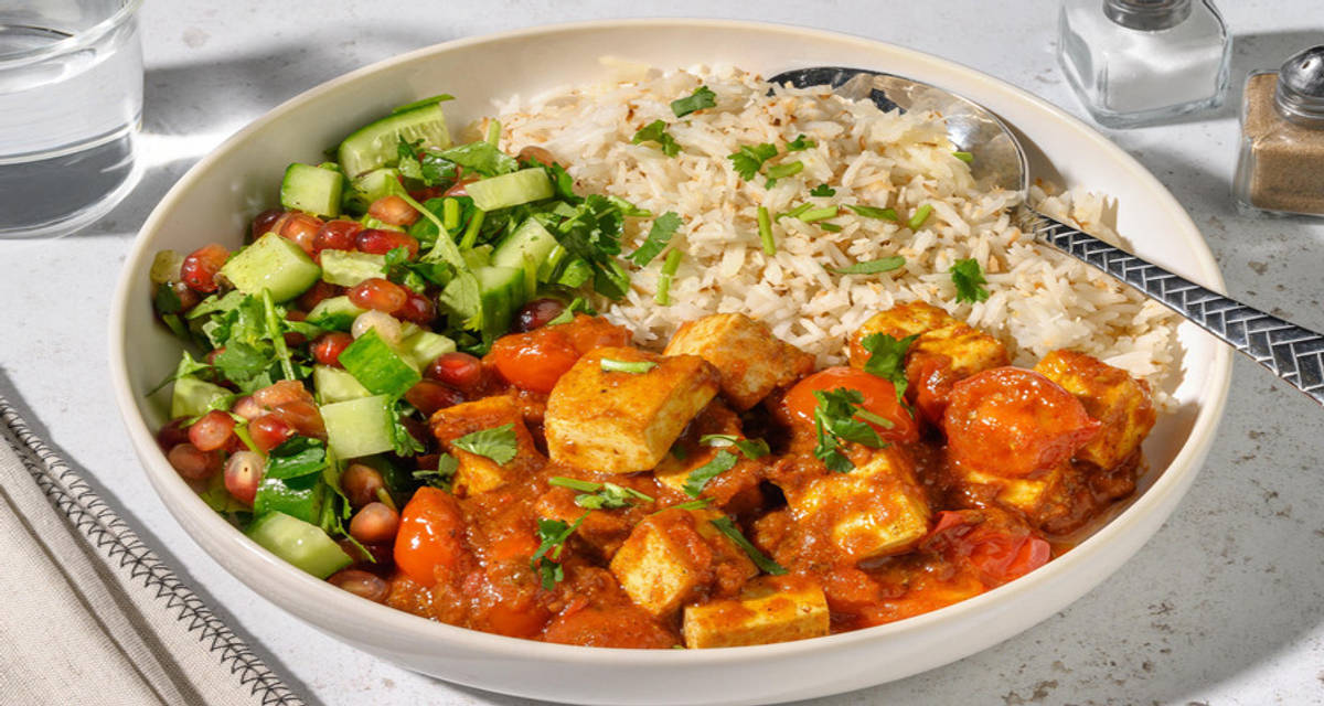 Indisk tofucurry med kokosris och gurksallad med granatäpple