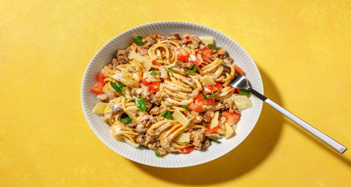 Snabb linguine bolognese med färsk tomat och basilika