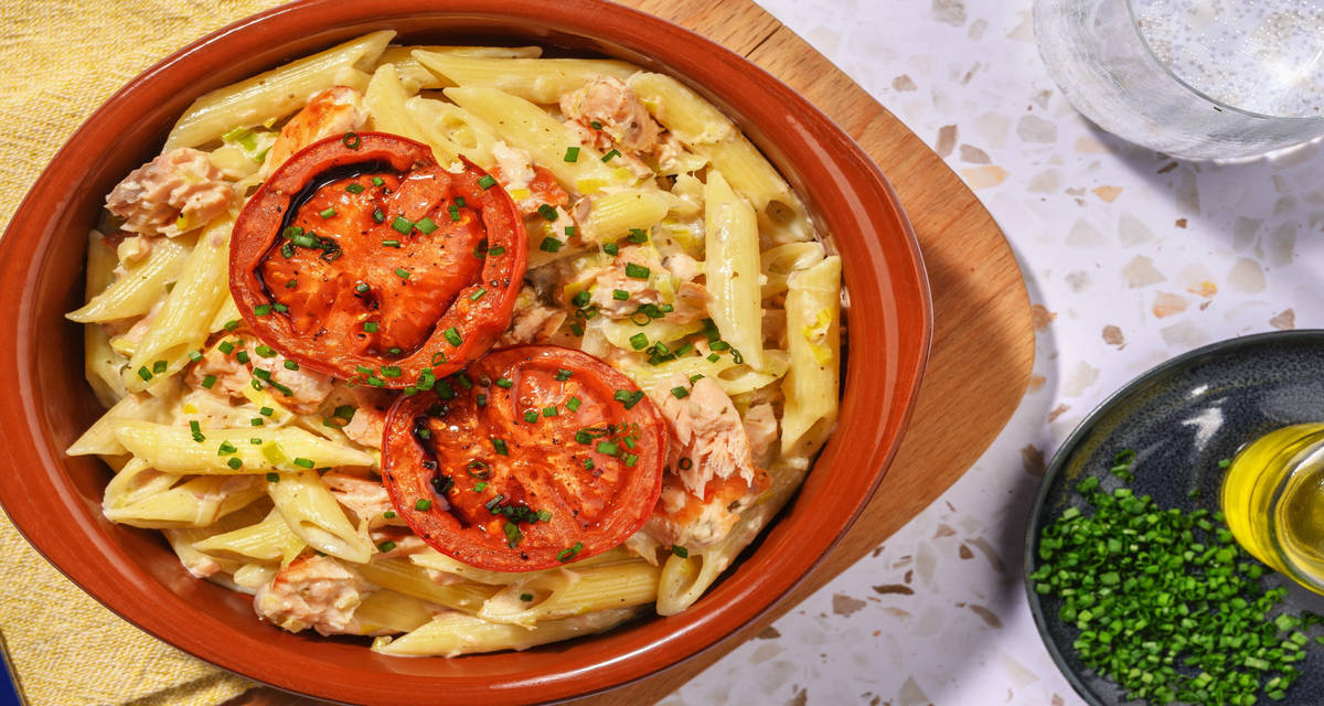 Romige penne met warmgerookte zalm met geroosterde balsamico-tomaat, prei en bieslook