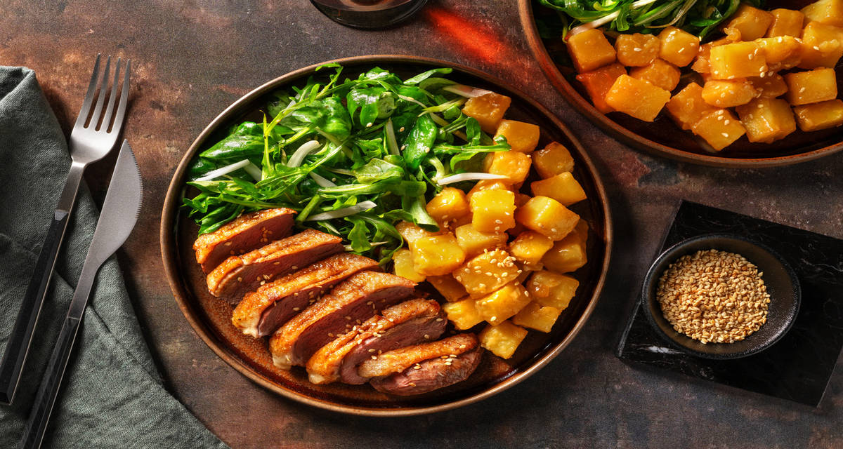 Magret de pato con aderezo de ponzu y miel con patatas caramelizadas a la soja y ensalada