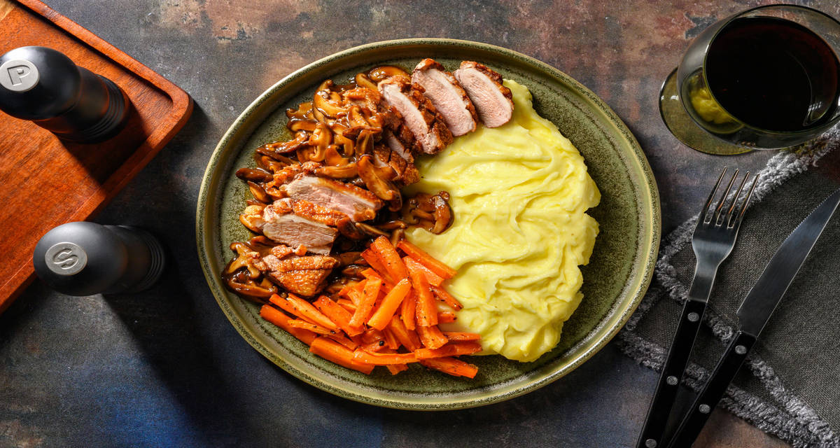 Magret de pato con setas shiitake salteadas con parmentier de patata y zanahorias a la miel