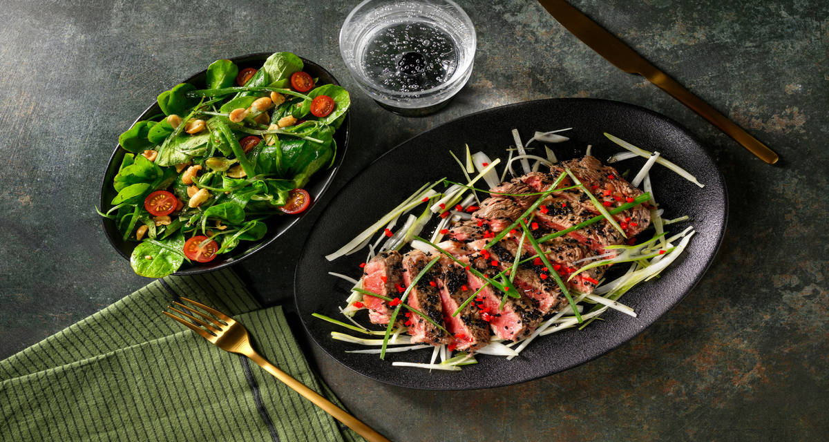 Tataki de entrecot de ternera con aderezo de ponzu con chile y ensalada de canónigos y cacahuetes