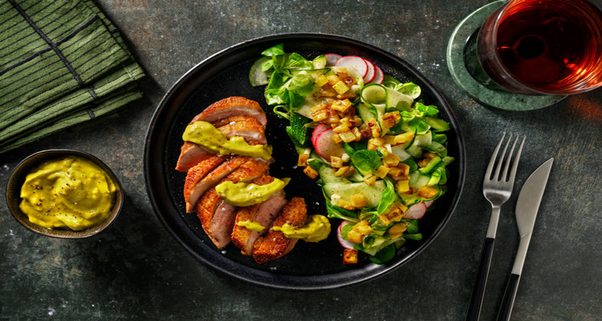 Magret de pato con aguacate con un toque de ponzu con ensalada asiática de rabanitos y láminas de calabacín