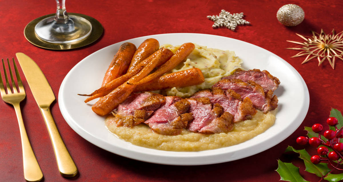 Magret de pato con compota de manzana con puré de patatas a la mostaza y zanahoria asada