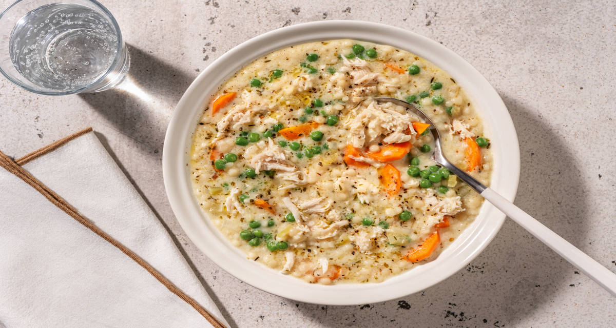 Soupe au poulet Label Rouge & couscous perlé garnie de fromage frais aux herbes & muscade