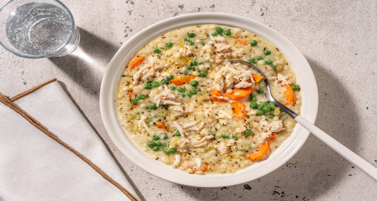 Soupe réconfortante au poulet & couscous perlé avec du fromage frais aux herbes