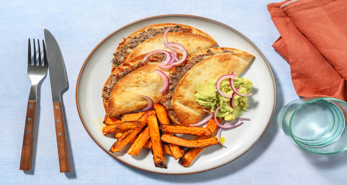 Cheesy quesadillas aux haricots noirs avec des frites de patate douce & de l'avocat
