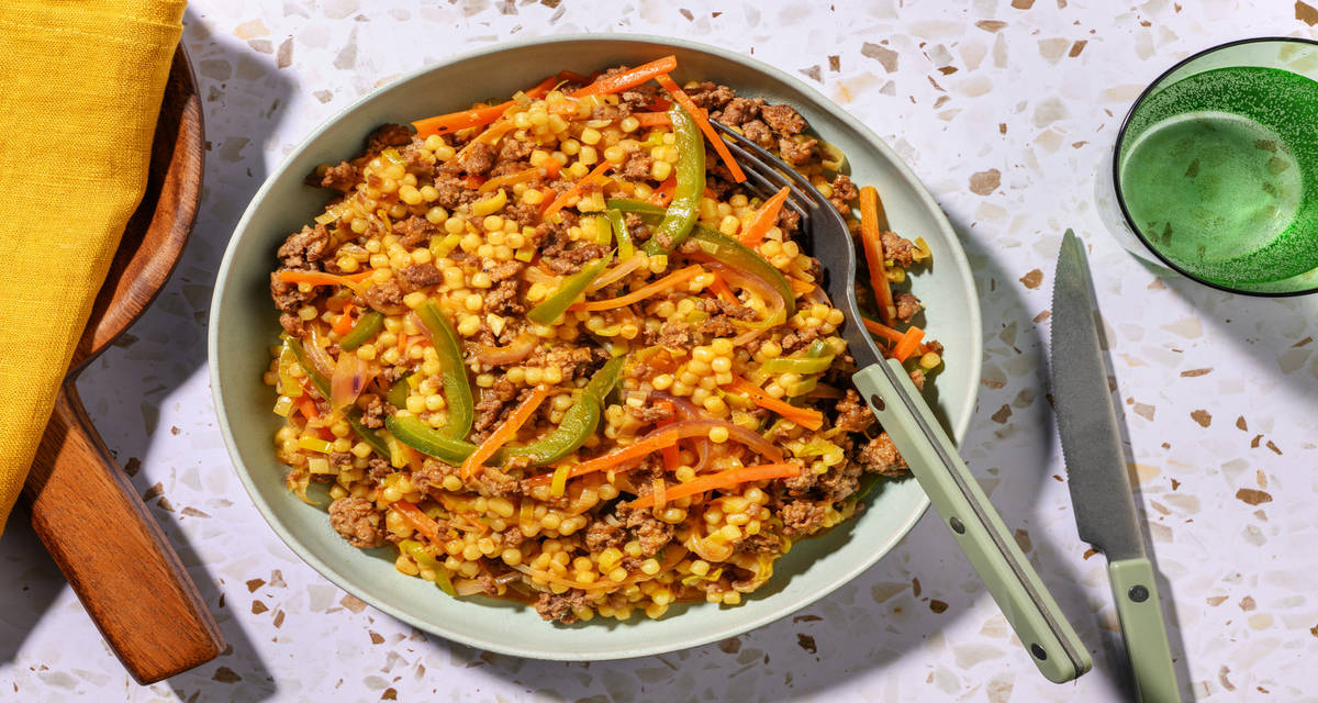 One pot : bœuf haché mijoté au ras el-hanout avec du couscous perlé & de la harissa