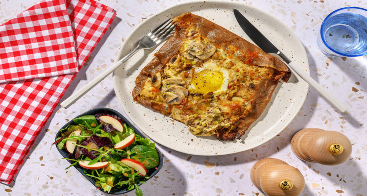 La Bretonne : galette poireaux & champis avec une salade de pommes