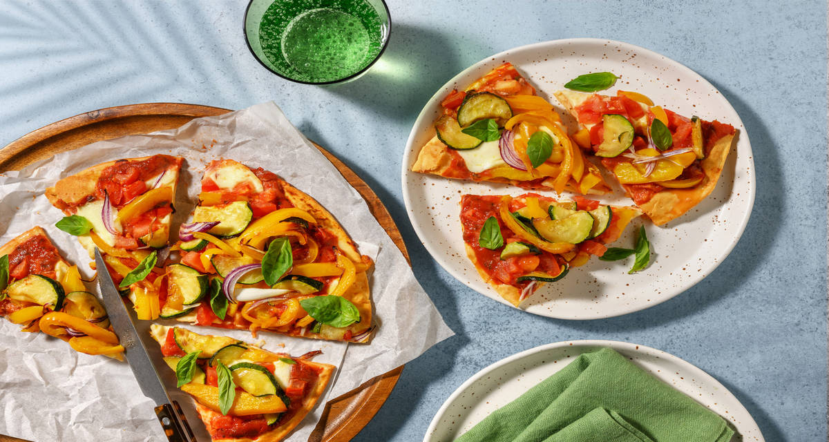 Tarte fine estivale à la mozzarella & courgette avec une pâte sans gluten & du basilic
