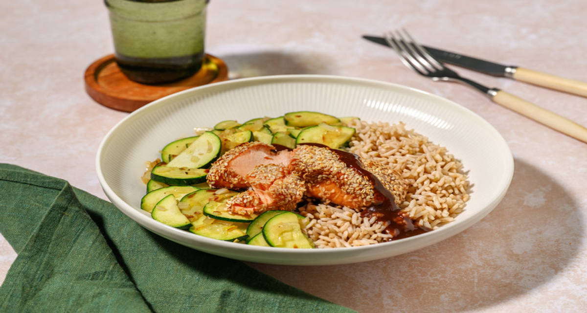 Zalm in sesamjasje met zoete Aziatische saus met bruine rijst, courgette en gember