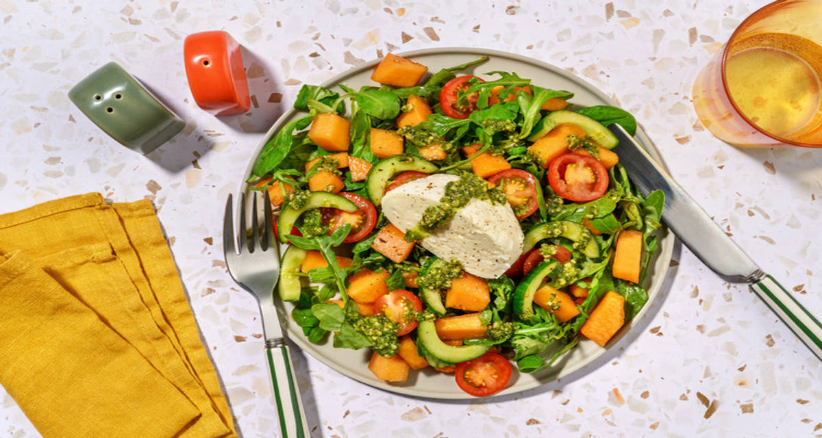 La Rafraîchissante : mozza, tomate & melon avec une crème de basilic & du concombre