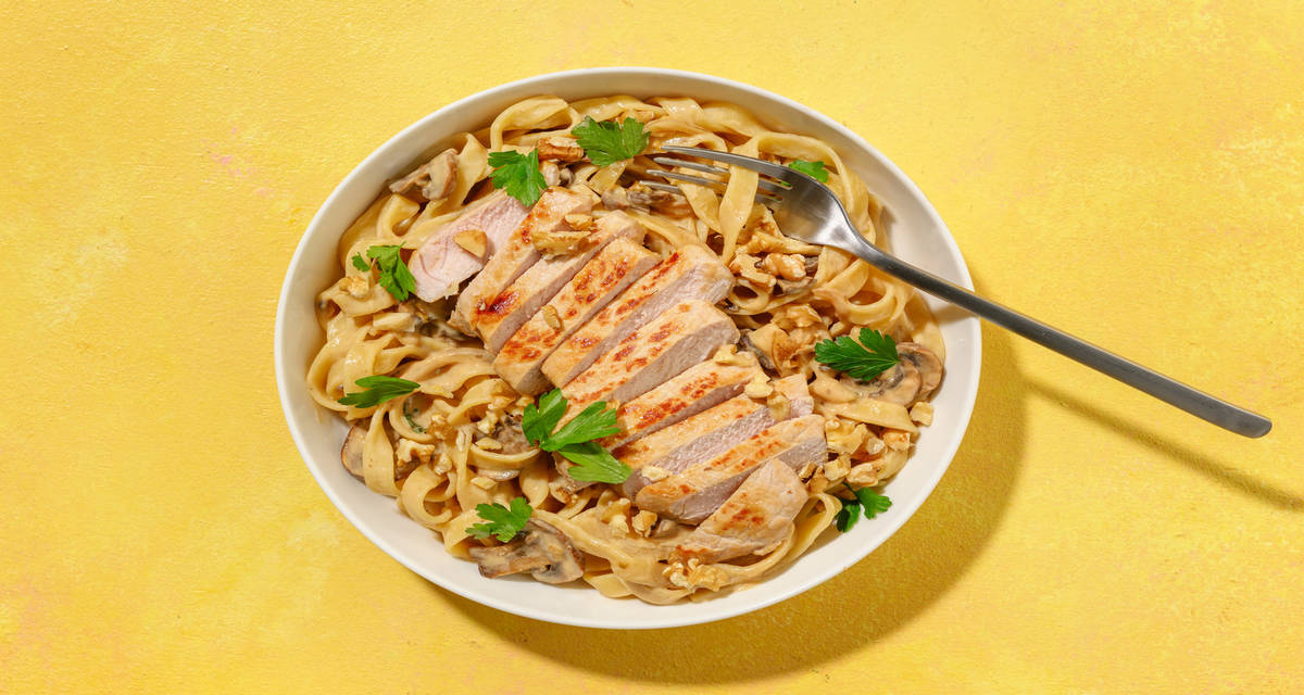Porc & spaghetti complètes sauce cerfeuil avec des champignons & des noix
