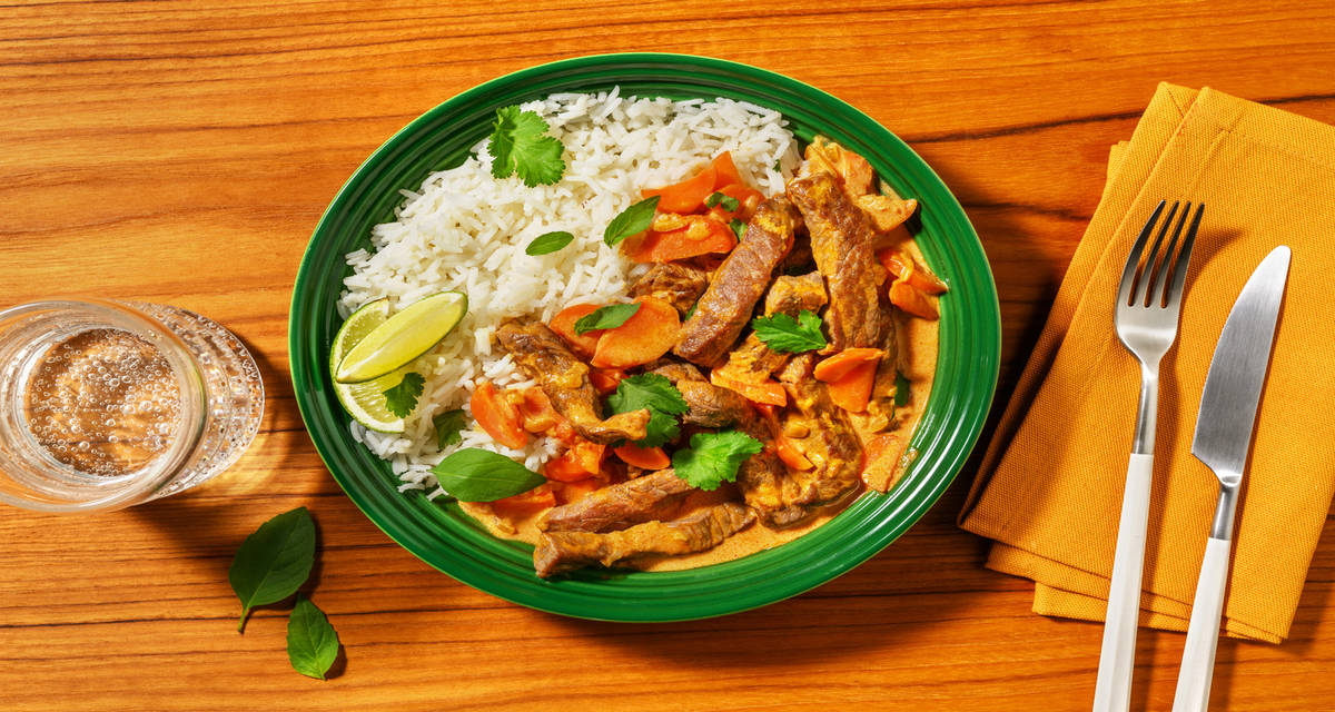 Curry rouge de bœuf à la thaï & riz avec de la coriandre & du citron