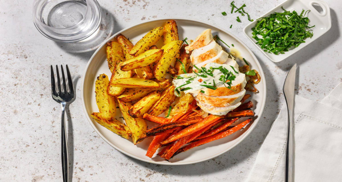 Poulet poêlé & sa sauce blanche aux herbes avec des potatoes & des carottes au miel