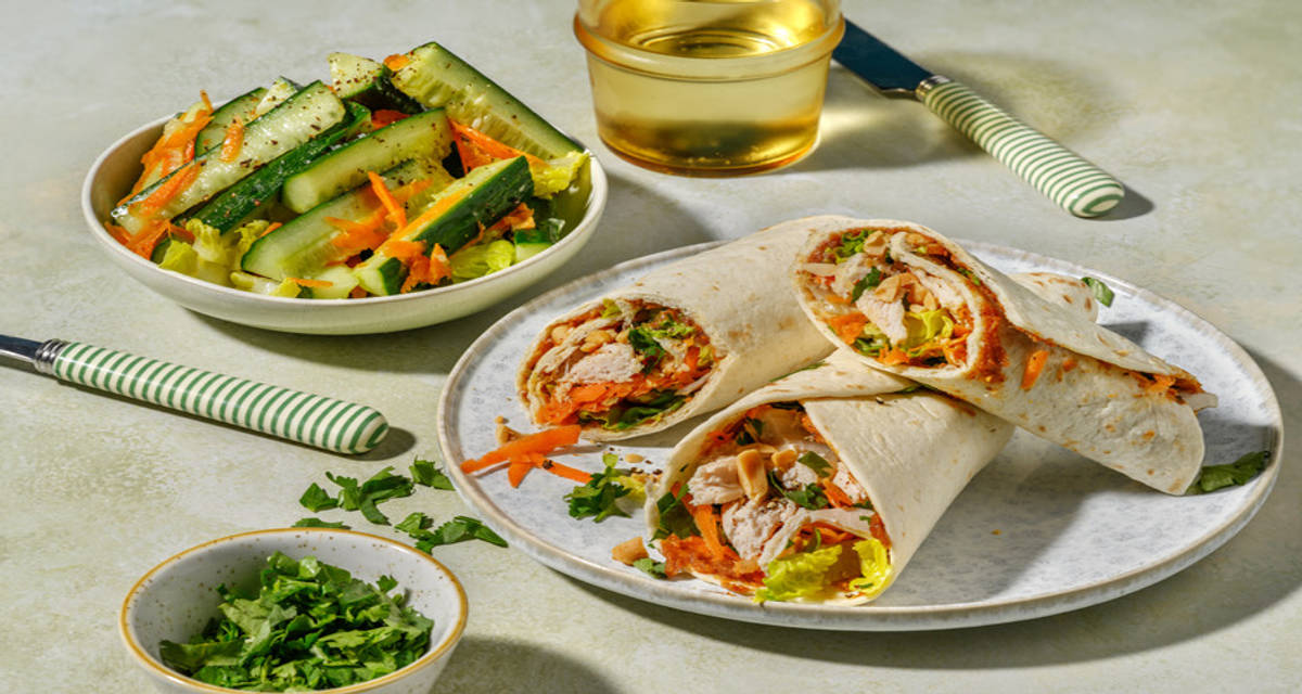 Wraps poulet, sauce satay maison & crudités avec une salade de concombre