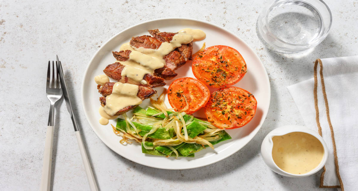 Ternera rápida con tomates asados a las finas hierbas con salsa de mostaza y judías verdes salteadas