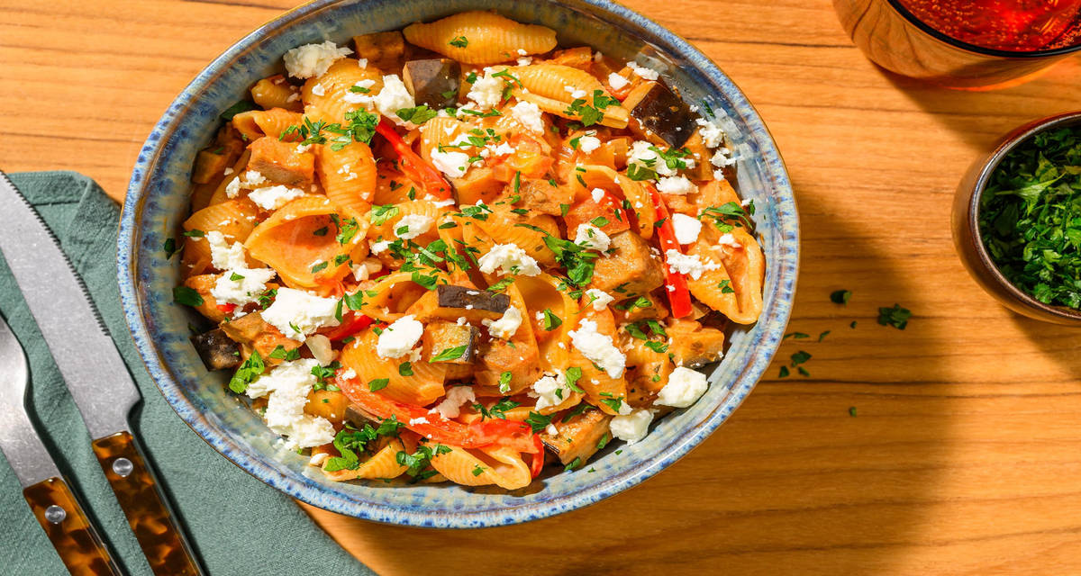 Conchiglie crémeuses à l'aubergine poivron, fromage de chèvre et herbes fraîches
