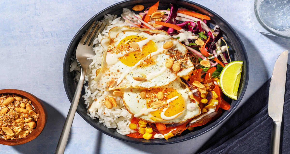 Œufs au plat garnis façon serundeng et crudités riz au citron vert, mayonnaise au chili doux et herbes fraîches