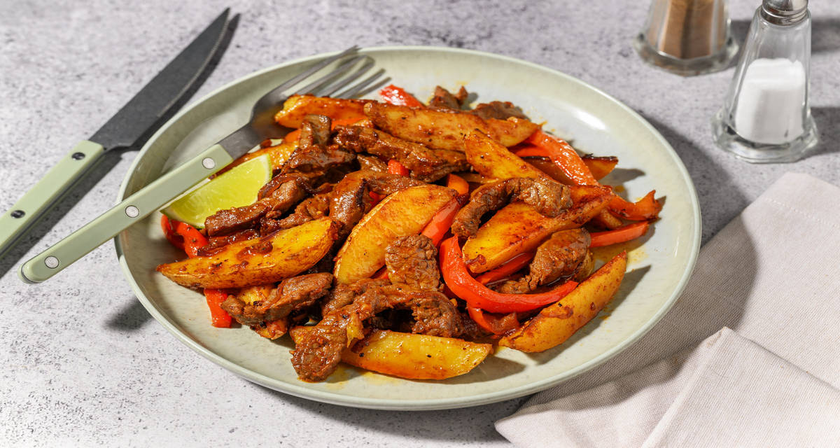 Lomo saltado - manzo e peperoni alla peruviana con patate, paprika dolce e salsa di soia