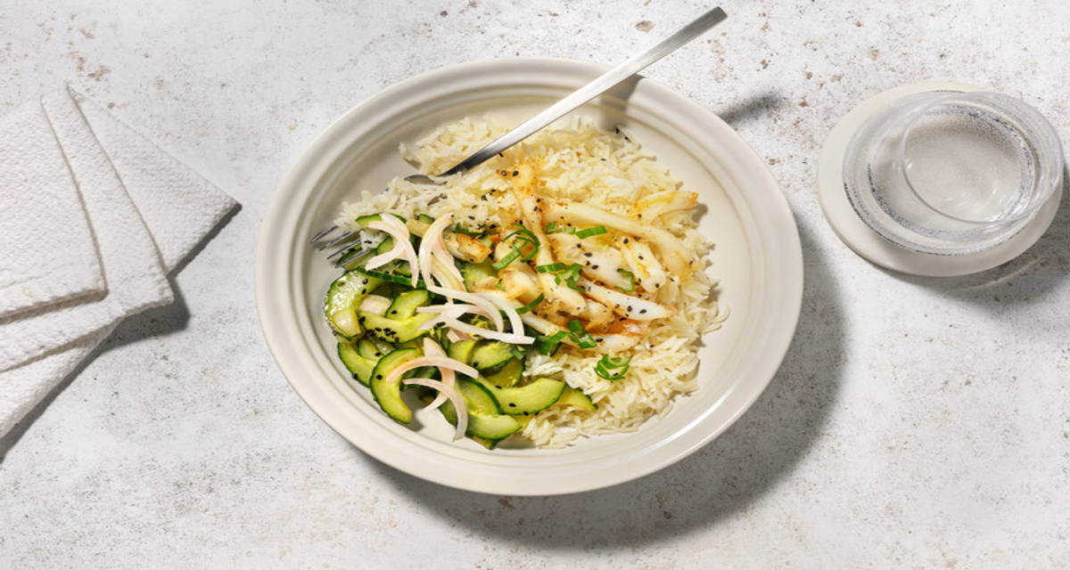 Tiras de calamar gigante en salsa de limón y miel con ensalada asiática de pepino y arroz