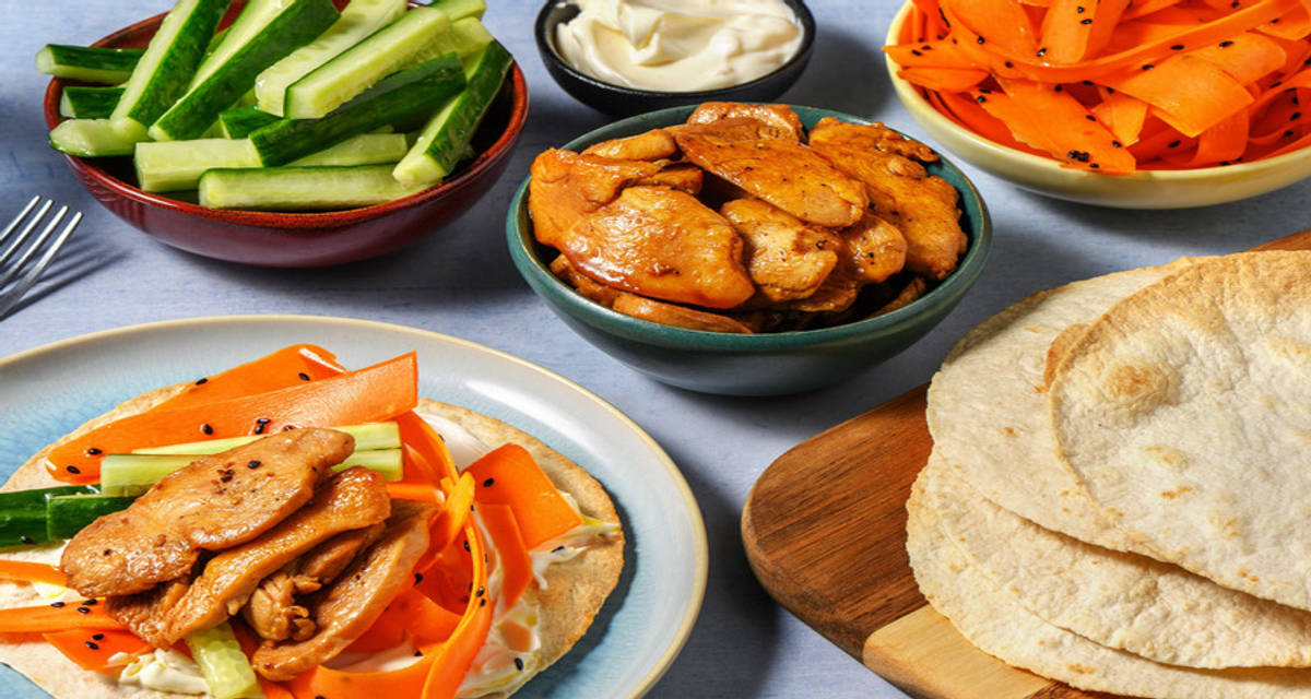 Wrap fusion 'fai da te' di pollo in salsa di soia con cetrioli marinati e carote al sesamo | Una ricetta, gusti su misura