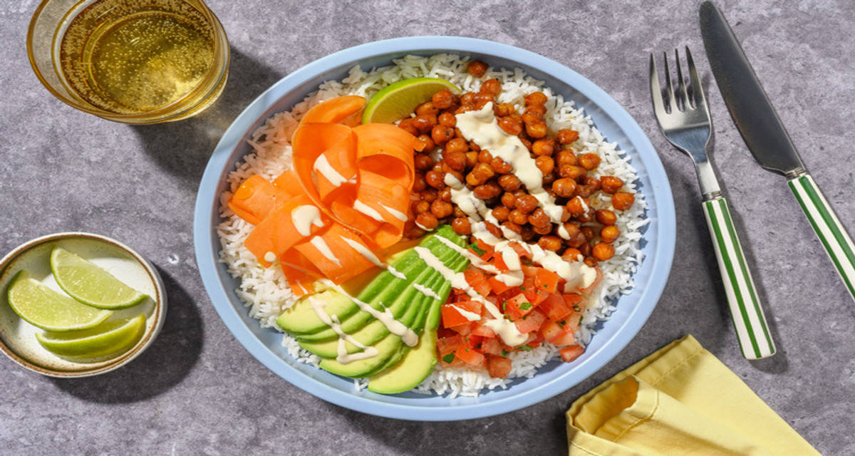 Buddha bowl di riso, ceci, avocado e mazzancolle con pomodoro al coriandolo, avocado e carote