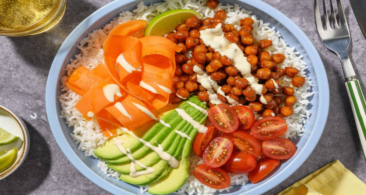 Buddha bowl di riso, ceci aromatici e avocado con pomodoro al coriandolo, lime e carote