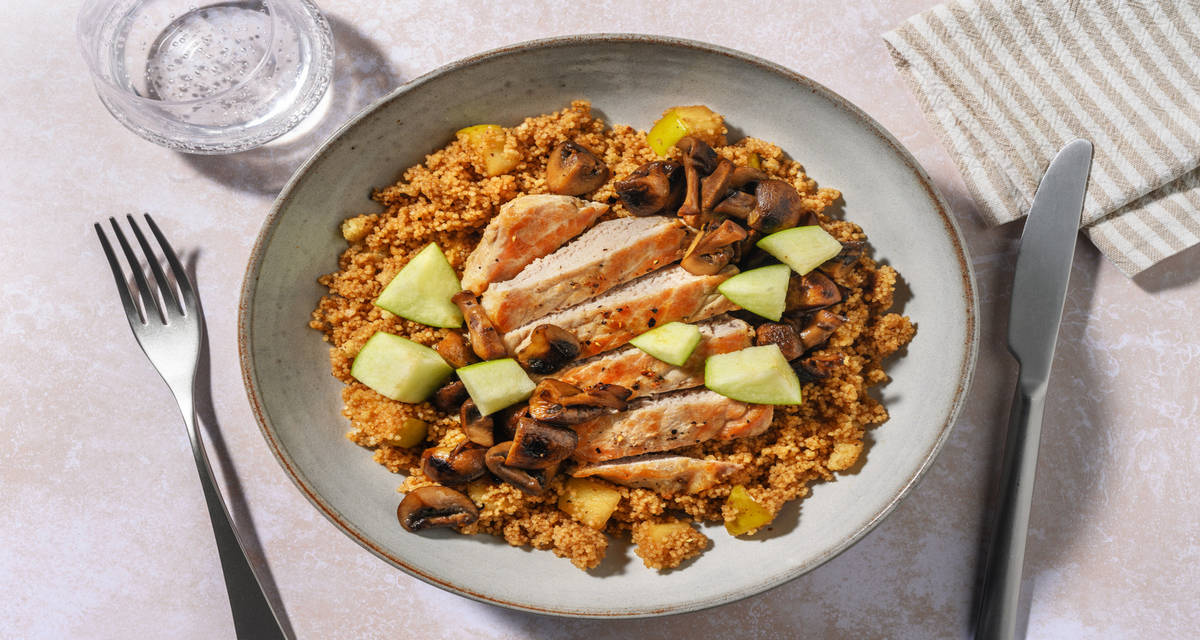 Bol de cerdo con setas caramelizadas y manzana sobre cuscús al estilo oriental