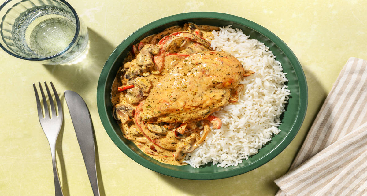 El rústico: pollo con champiñones en salsa cremosa con pimiento y cebolla acompañado de arroz
