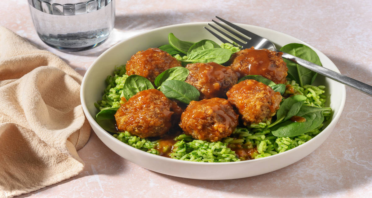 Albóndigas crujientes con salsa asiática con arroz verde de espinacas