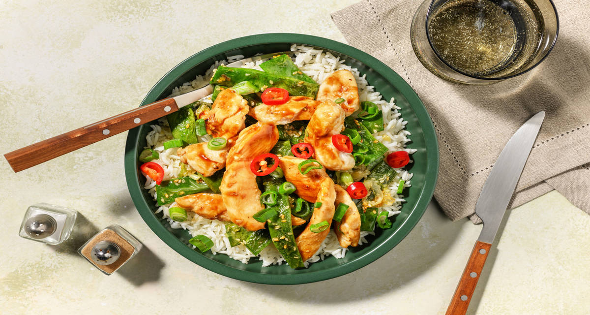 Bowl di pollo glassato e taccole al sesamo con riso Jasmine e cipollotto