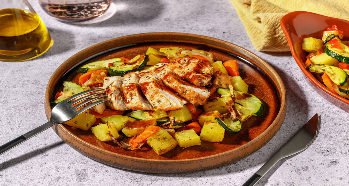 Miel y tomillo: pollo con aderezo mediterráneo con verduras y patatas al horno y vinagreta de ajo asado
