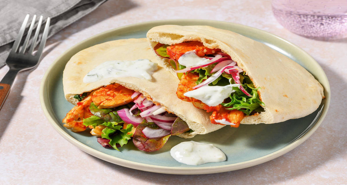 Pita ripiena di tempeh al cumino e salsa tzatziki con crema yogurt al cetriolo e salsa piccante