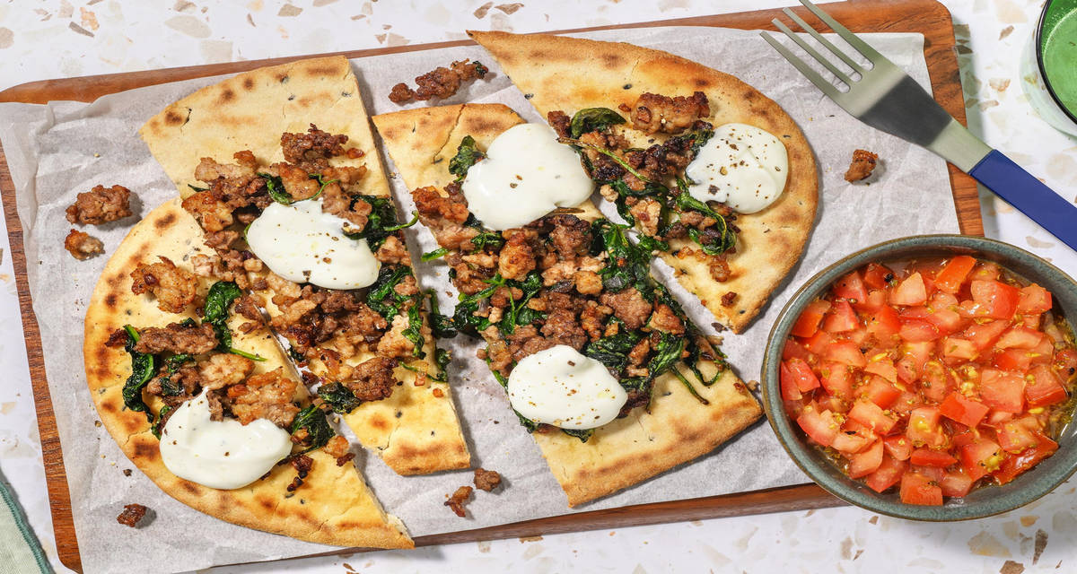 Lahmacun - 'pizza' turca di pane naan e carne con spinaci, salsa yogurt e pomodoro