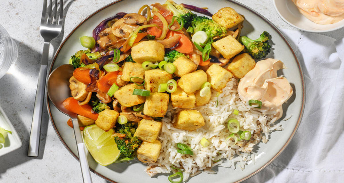 Chiliglaseret tofu med syrlige kokosris og stegte grøntsager