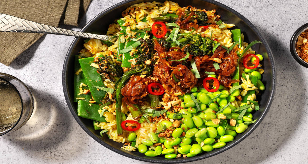 Riz pilaf aux broccolini, fèves de soja et basilic thaï garniture façon serundeng, haricots plats et piment rouge