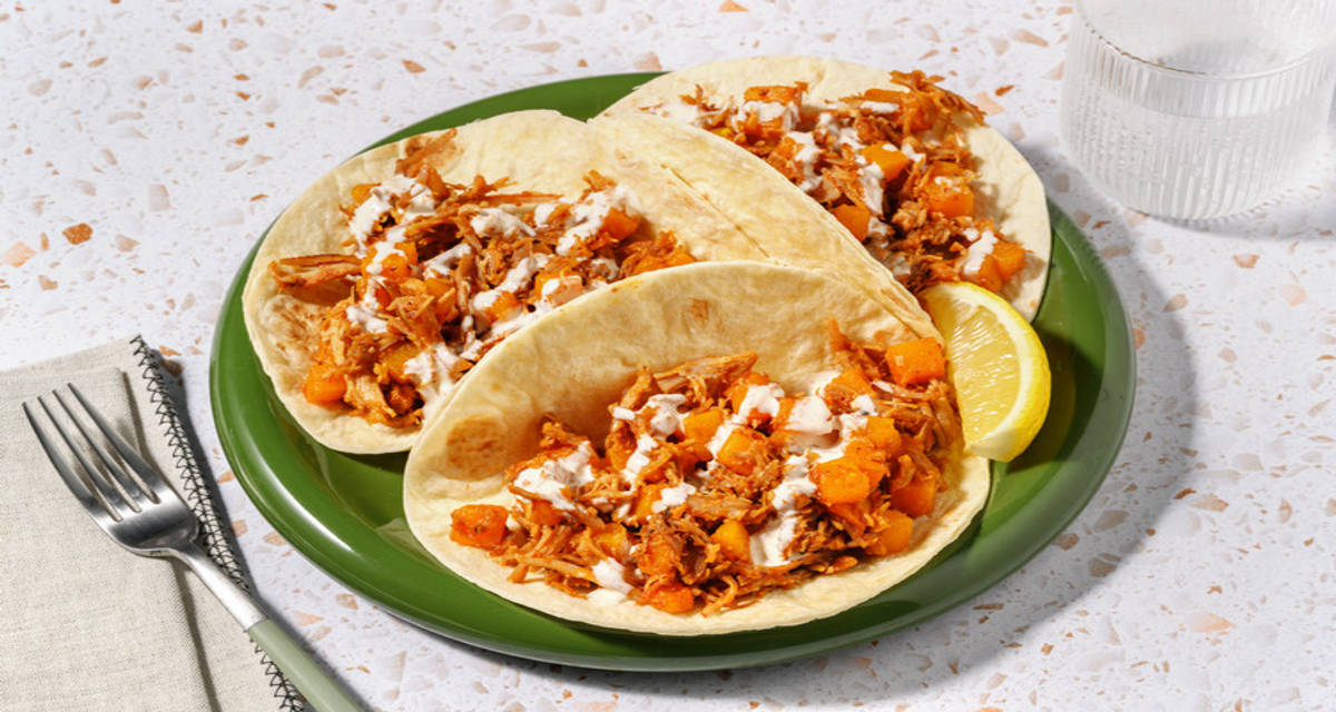 Fajitas-carnitas ripiene di maiale sfilacciato con zucca, spezie Tex-Mex e salsa aioli
